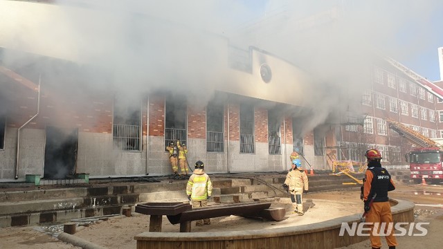 [안동=뉴시스]김진호 기자 = 12일 오전 경북 안동 강남초등학교에서 불이 나 소방당국이 진화작업을 벌이고 있다. 2019.12.12. kjh9326@newsis.com
