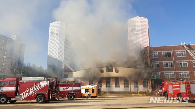 [안동=뉴시스] 김진호 기자 = 12일 오전 경북 안동 강남초등학교에서 불이 나 소방당국이 진화작업을 벌이고 있다. 2019.12.12. kjh9326@newsis.com 