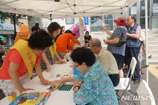 [서울=뉴시스] 지난 여름 서울시 동작구 사당1동 주민센터 앞에서 치매예방 체험프로그램을 제공하고 있는 모습. (사진=서울 동작구 제공) 2019.12.12. photo@newsis.com 