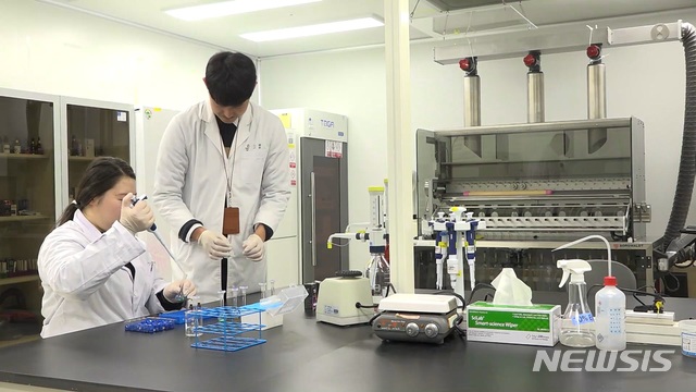 [세종=뉴시스]식품의약품안전처에서 국내에 유통된 153개 액상형 전자담배 중 THC, 비타민E 아세테이트, 가향물질 3종(디아세틸, 아세토인, 2,3-펜탄디온) 등 7개 성분을 분석하고 있다. 2019.12.12. (사진=식품의약품안전처 제공) photo@newsis.com 