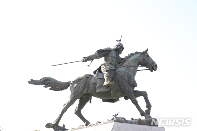 [서울=뉴시스] 강감찬 장군 동상. (사진=서울 관악구 제공) 2019.12.12. photo@newsis.com