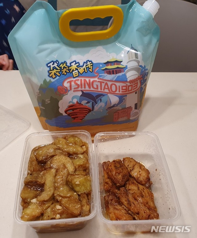 [서울=뉴시스] 저녁먹던 레스토랑에서 2차용 음식을 포장하고, 박물관 펍에서 산 테이크 아웃 위엔장 맥주로 하루를 마무리. 
