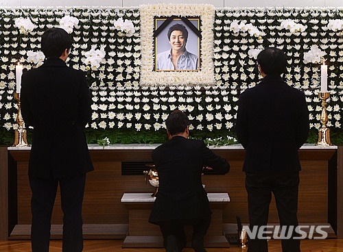 [서울=뉴시스]사진공동취재단 = 가수 고 김지훈의 빈소가 2013년 12월12일 저녁 서울 강남구 일원동 삼성서울병원 장례식장에 마련된 가운데 지인들이 조문을 하고 있다. 2022.12.12 photo@newsis.com