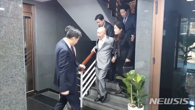 [서울=뉴시스]임한솔 정의당 부대표는 12일 전두환 전 대통령이 '12·12 사태' 40주년인 이날 강남의 한 고급 식당에서 기념 오찬을 가진 영상을 공개했다. (영상 제공 = 정의당) 