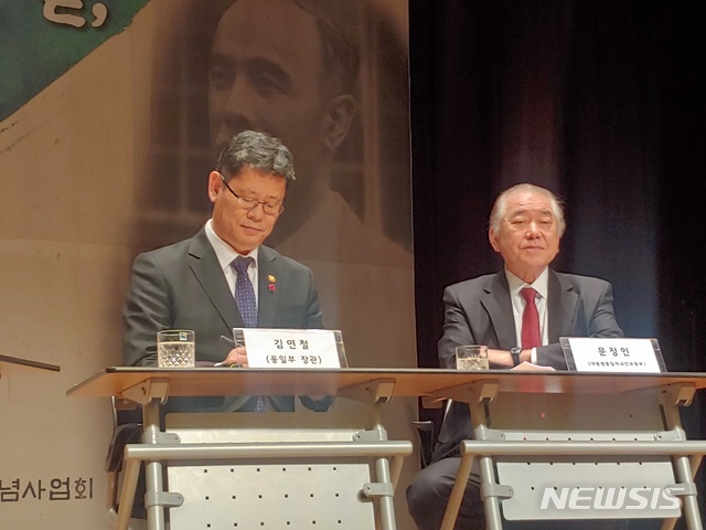 [서울=뉴시스] 김연철 통일부 장관(왼쪽)과 문정인 대통령 통일외교안보 특별보좌관(오른쪽)이 12일 오후 몽양 여운형선생 기념사업회 주최 송년 특별대담에 참석해 발언하고 있다. 2019.12.12. photo@newsis.com