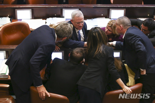 [예루살렘=AP/뉴시스] 베니 간츠 카홀라반 대표(왼쪽 3번째)가 연정 구성 마감 시한이자 크네세트(의회) 자동 해산 시점을 앞둔 11일(현지시간) 이스라엘 예루살렘에 위치한 크네세트회의장에서 동료 의원들과 얘기를 나누고 있다. 2019.12.12