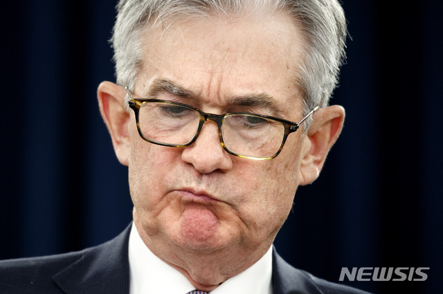 [워싱턴=AP/뉴시스] 제롬 파월 미국 연방준비제도(연준·Fed) 의장이 11일(현지시간) 올해 마지막 연방공개시장위원회(FOMC) 정례회의 이후 열린 기자회견에서 잠시 발언을 멈춘 모습. 연준은 이날 기준금리인 연방기금금리(FFR)을 1.50~1.75%로 동결했다. 2019.12.12. 
