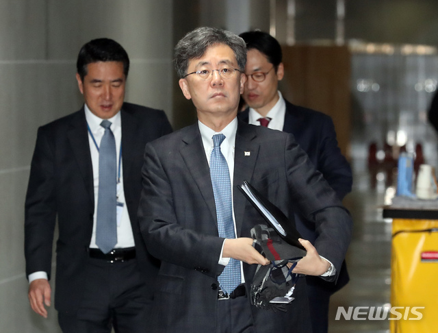 [서울=뉴시스]김현종 국가안보실 2차장이 지난 12일 국회에서 열린 더불어민주당 한반도비핵화대책특별위원회에 참석하고 있는 모습. (사진=뉴시스DB). 2019.12.12.