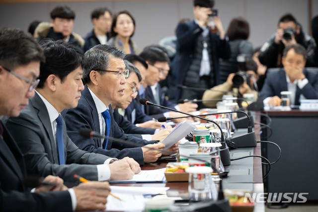 [서울=뉴시스]은성수 금융위원장이 12일 서울 종로구 정부서울청사 금융위원회에서 열린 '은행장 간담회'에 참석해 모두발언을 하고 있다. (사진=금융위원회 제공) 2019.12.12. photo@newsis.com
