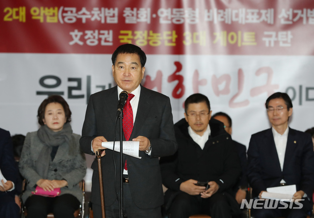 [서울=뉴시스] 고승민 기자 = 심재철 자유한국당 원내대표가 12일 서울 여의도 국회 로텐더홀에서 열린 당 최고위원회의에서 모두발언하고 있다. 2019.12.12.kkssmm99@newsis.com