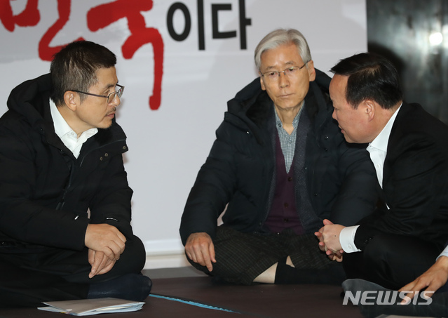 [서울=뉴시스] 고승민 기자 = 자유한국당 황교안 대표, 여상규 법사위원장, 김재원 정책위의장이 12일 서울 여의도 국회 로텐더홀에서 열린 당 최고위원회의에서 대화하고 있다. 2019.12.12.kkssmm99@newsis.com