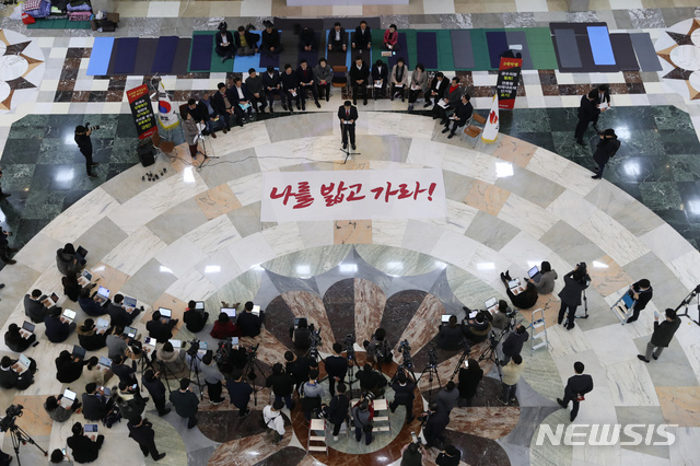 [서울=뉴시스] 고승민 기자 = 심재철 자유한국당 원내대표가 12일 서울 여의도 국회 로텐더홀에서 열린 당 최고위원회의에서 모두발언하고 있다. 2019.12.12.kkssmm99@newsis.com