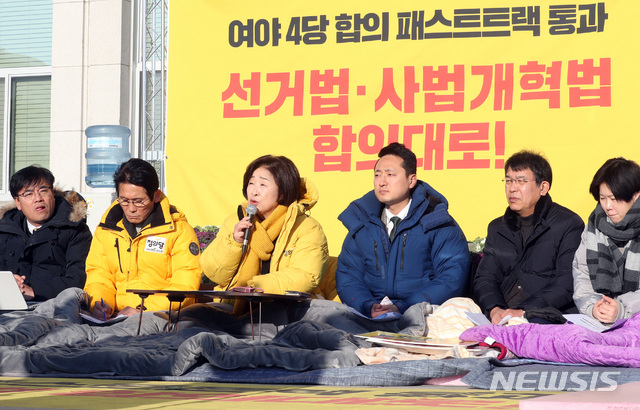 [서울=뉴시스] 이종철 기자 = 심상정 정의당 대표가 12일 오전 서울 여의도 국회 본청 앞 농성장에서 열린 상무위원회에서 모두발언을 하고 있다. 2019.12.12.jc4321@newsis.com