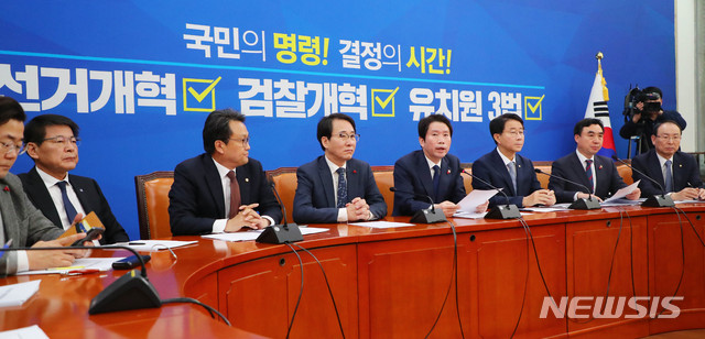 [서울=뉴시스] 장세영 기자 = 이인영(오른쪽 네번째) 더불어민주당 원내대표가 12일 오전 서울 여의도 국회에서 열린 더불어민주당 정책조정회의에 참석 모두발언을 하고 있다. 2019.12.12. photothink@newsis.com