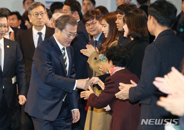 [전주=뉴시스]박영태 기자 = 문재인 대통령이 12일 오전 전북 전주시 한국농수산대학교에서 농정틀 전환을 위한 2019 타운홀미팅 보고대회에 참석해 참석자와 인사하고 있다. 2019.12.12. since1999@newsis.com