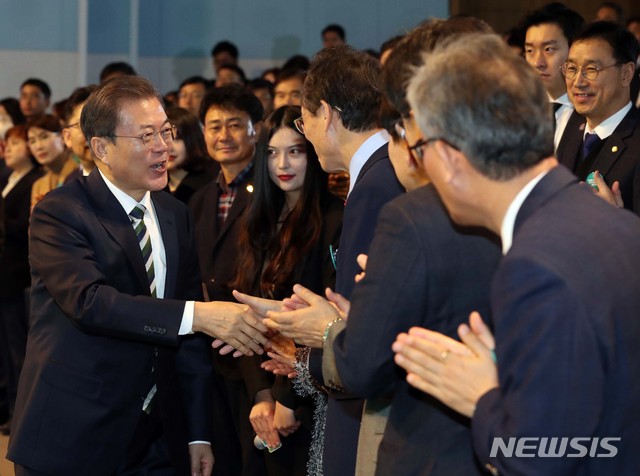 [전주=뉴시스]박영태 기자 = 문재인 대통령이 12일 오전 전북 전주시 한국농수산대학교에서 열린 농정틀 전환을 위한 2019 타운홀미팅 보고대회에 참석해 송하진 전북도지사와 인사하고 있다. 2019.12.12.since1999@newsis.com