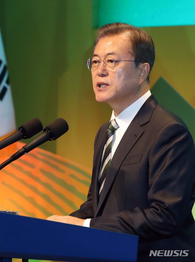 [전주=뉴시스]박영태 기자 = 문재인 대통령이 12일 오전 전북 전주시 한국농수산대학교에서 열린 농정틀 전환을 위한 2019 타운홀미팅 보고대회에 참석해 발언하고 있다. 2019.12.12. since1999@newsis.com