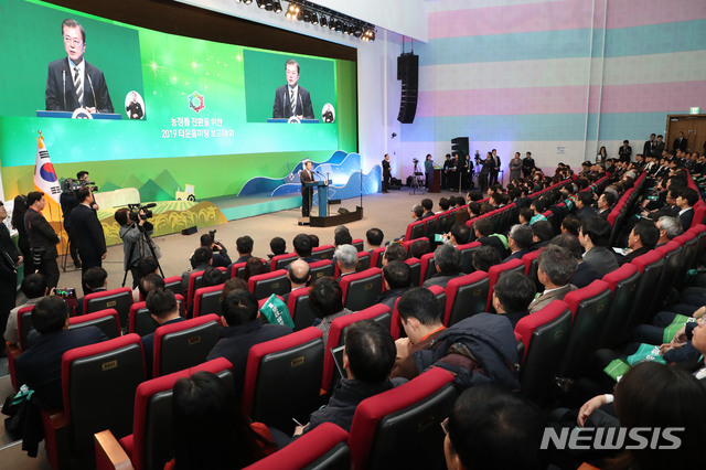 [전주=뉴시스]박영태 기자 = 문재인 대통령이 12일 오전 전북 전주시 한국농수산대학교에서 열린 농정틀 전환을 위한 2019 타운홀미팅 보고대회에 참석해 발언하고 있다. 2019.12.12.since1999@newsis.com