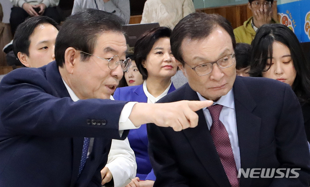 [서울=뉴시스]박주성 기자 = 이해찬(오른쪽) 더불어민주당 대표와 박원순 서울시장이 12일 오전 서울 서초구 양재 R&D혁신허브를 방문해 창업 활성화를 위한 청년과의 대화에 참석해 이야기를 나누고 있다. 2019.12.12. park7691@newsis.com