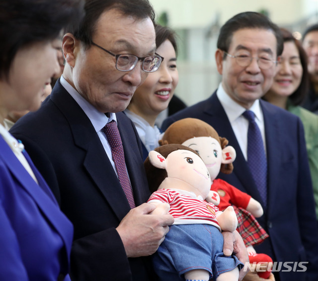 [서울=뉴시스]박주성 기자 = 이해찬 더불어민주당 대표와 박원순 서울시장이 12일 오전 서울 서초구 양재 R&D혁신허브를 방문해 AI 기반 감성형 돌봄 토이를 만져보고 있다. 2019.12.12. park7691@newsis.com