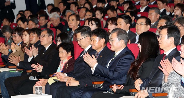 [전주=뉴시스]박영태 기자 = 문재인 대통령이 12일 오전 전북 전주시 농수산대학교에서 열린 '농정틀 전환을 위한 2019 타운홀미팅 보고대회'에서 박수를 치고 있다. 2019.12.12.since1999@newsis.com