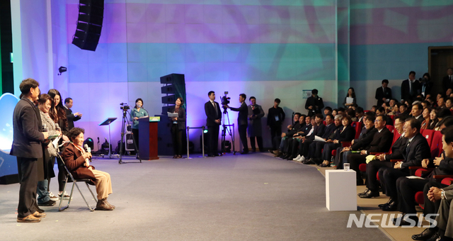 [전주=뉴시스]박영태 기자 = 문재인 대통령이 12일 오전 전북 전주시 농수산대학교에서 열린 '농정틀 전환을 위한 2019 타운홀미팅 보고대회'에서 농민 발언을 듣고 있다. 2019.12.12. since1999@newsis.com