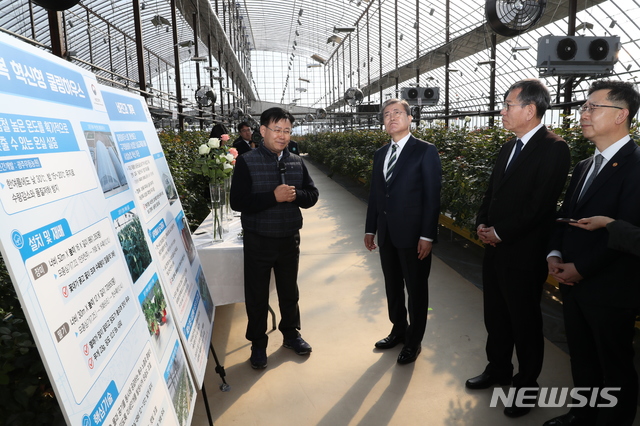 [완주=뉴시스]박영태 기자 = 문재인 대통령이 12일 오전 전북 완주군 국립원예특작과학원에서 김경규 농촌진흥청장의 장미 쿨링하우스 시연 설명을 듣고 있다. 2019.12.12.since1999@newsis.com
