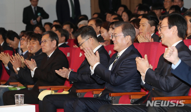 [전주=뉴시스]박영태 기자 = 문재인 대통령이 12일 오전 전북 전주시 농수산대학교에서 열린 '농정틀 전환을 위한 2019 타운홀미팅 보고대회'에서 농민 발언을 들으며 박수치고 있다. 2019.12.12. since1999@newsis.com