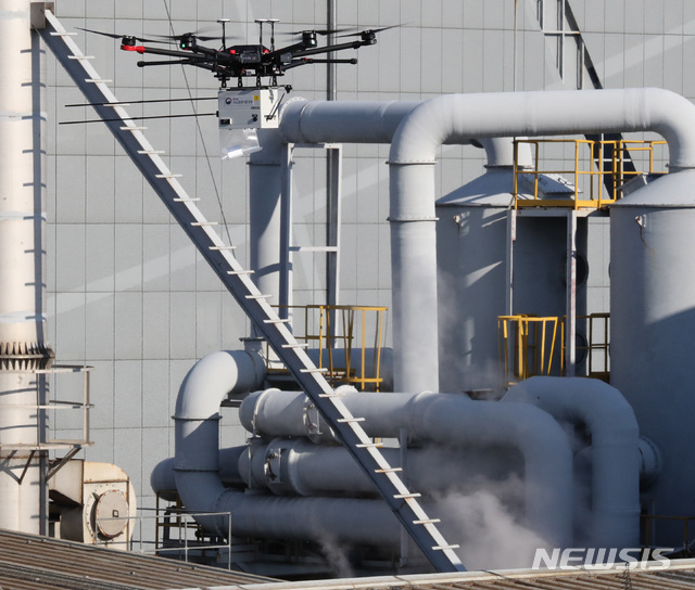 [서울=뉴시스] 전진환 기자 = 환경부 수도권대기환경청 드론이 지난 2019년 12월 12일 오전 서울 송파구 장지동 대기배출사업장에서 대기오염물질 배출을 감시하고 있다. 2019.12.12.&nbsp;&nbsp;&nbsp; amin2@newsis.com