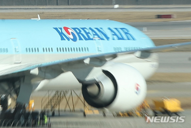 [인천공항=뉴시스] 고범준 기자 = 12일 오전 인천국제공항 제2여객터미널 계류장에 대한항공 여객기가 계류돼 있다. 2019.12.12. bjko@newsis.com