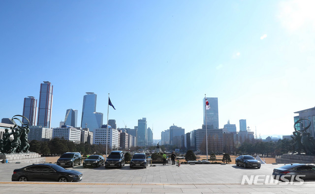 [서울=뉴시스] 장세영 기자 = 미세먼지 좋음 날씨를 보인 12일 오후 서울 여의도 국회 본청 앞에서 바라본 여의도 도심이 파란하늘과 쾌청한 날씨를 보이고 있다. 2019.12.12. photothink@newsis.com