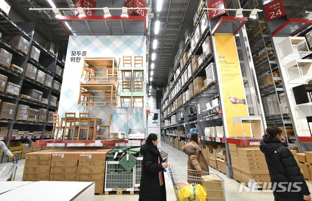 [용인=뉴시스] 김종택 기자 = 홈퍼니싱 리테일 기업 이케아 코리아가 국내 세번째 매장인 이케아 기흥점을 공식 오픈한 가운데&nbsp; 12일 오후 경기 용인시 고매동 이케아 기흥점에서 고객들이 매장을 둘러보고 있다.이케아 기흥점은 온오프라인 쇼핑이 가능한 멀티채널 전환 후 선보이는 첫 번째 매장으로서 고객 쇼핑 경험의 편의성에 집중했다. 2019.12.12.semail3778@naver.com