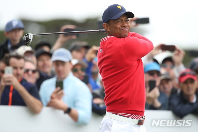 [서울=뉴시스]12일 호주 멜버른에 위치한 로얄 멜버른 골프클럽에서 열린 2019프레지던트컵 1라운드 2번홀에서 타이거 우즈가 티샷을 하고 있다. (사진=KPGA 제공) 2019.12.12. photo@newsis.com