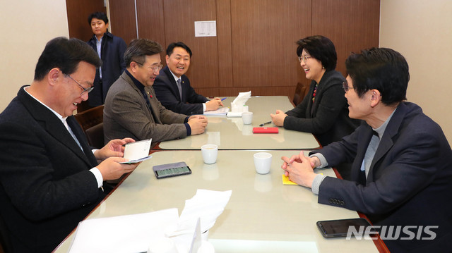 [서울=뉴시스] 장세영 기자 = 유성엽(왼쪽부터 시계방향) 대안신당 창당준비위원장, 윤호중 더불어민주당 사무총장, 김관영 바른미래당 의원, 박주현 민주평화당 의원, 윤소하 정의당 원내대표이 12일 오후 서울 여의도 국회 의원회관 식당에서 열린 여야 4+1 선거법 협의체 회의에 참석해 대화를 나누고 있다. 2019.12.12.&nbsp; photothink@newsis.com