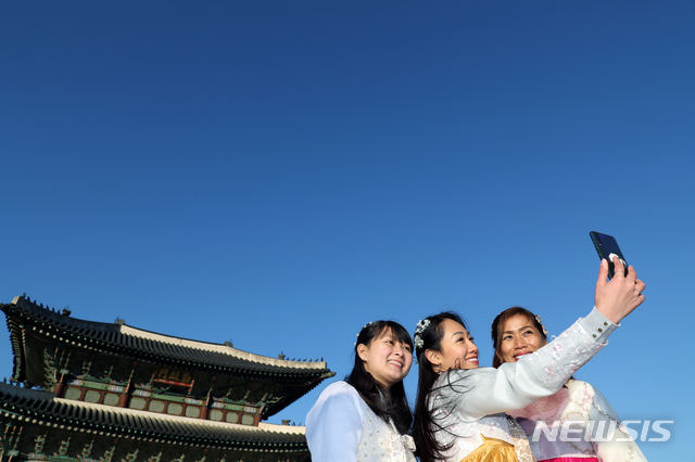 [서울=뉴시스] 미세먼지 수치가 전국에서 '좋음' 수치를 나타낸 지난해 12월 12일 오후 서울 경복궁에서 외국인 관광객들이 맑은 하늘을 배경으로 기념촬영하고 있는 모습. (사진= 뉴시스 DB)