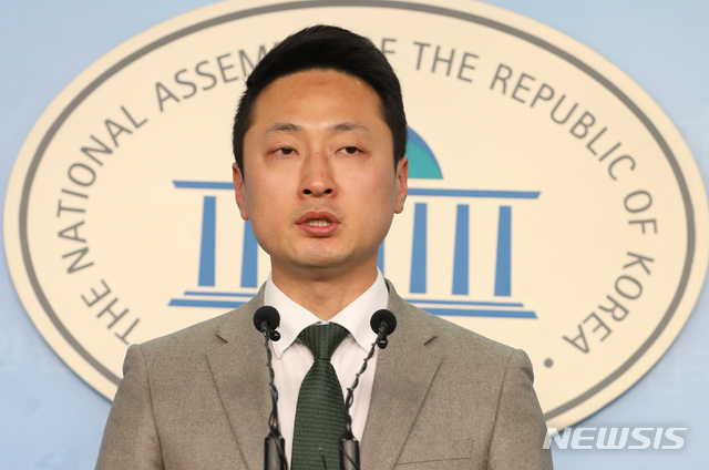 [서울=뉴시스]김명원 기자 = 임한솔 정의당 부대표가 12일 오후 서울 여의도 국회 정론관에서 전두환 관련 긴급 기자회견을 하고 있다. 2019.12.12.&nbsp; kmx1105@newsis.com