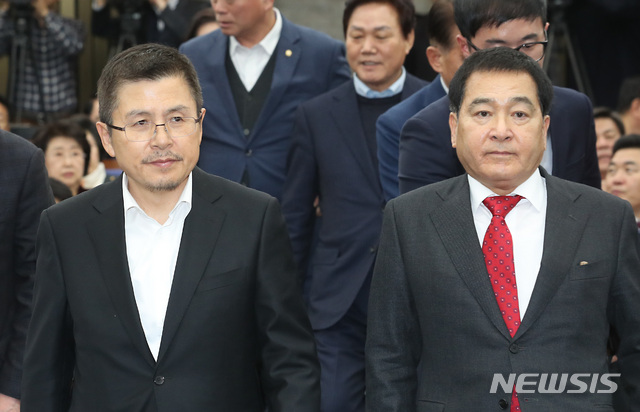 [서울=뉴시스] 이종철 기자 = 자유한국당 황교안 대표와 심재철 원내대표가 12일 오후 서울 여의도 국회에서 열린 의원총회에 참석하고 있다. 2019.12.12.jc4321@newsis.com