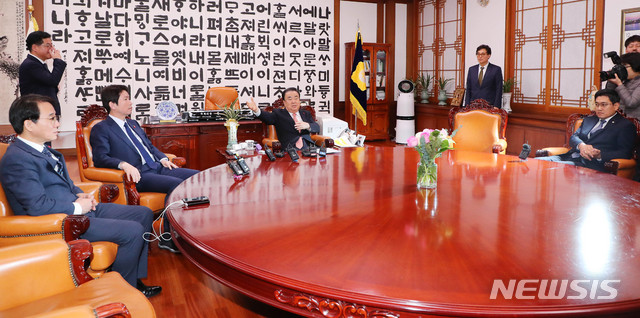 [서울=뉴시스] 장세영 기자 = 문희상 국회의장과 여야 2당 원내대표가 12일 오후 서울 여의도 국회 국회의장실에서 열린 내일 본회의를 앞둔 원내대표회동에서 심재철 자유한국당 원내대표를 기다리고 있다. 왼쪽부터 이원욱 더불어민주당 원내수석부대표, 이인영 더불어민주당 원내대표, 문 의장, 오신환 바른미래당 원내대표. 2019.12.12.&nbsp; photothink@newsis.com