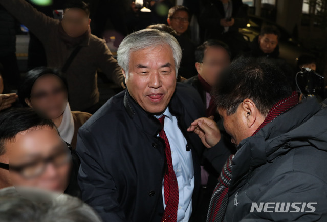 [서울=뉴시스]박미소 기자 = 내란선동과 집시법 위반 등의 혐의를 받는 전광훈 한국기독교총연합 대표회장 겸 목사가 12일 오후 서울 종로경찰서에서 조사를 받은 후 경찰서를 나서고 있다. 2019.12.12. photo@newsis.com