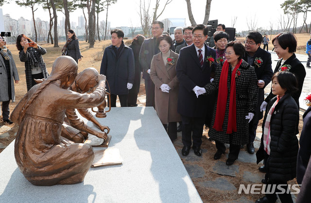 [홍성=뉴시스]조명휘 기자 = 양승조 충남지사 등이 13일 내포 홍예공원서 열린 항일독립운동여성상 건립 제막식에 참석해 동상을 살펴보고 있다. 2019.12.13. (사진= 충남도 제공) photo@newsis.com