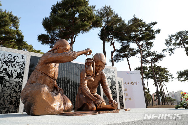 [홍성=뉴시스] 충남 내포신도시 홍예공원에 설치된 항일독립운동여성상. 