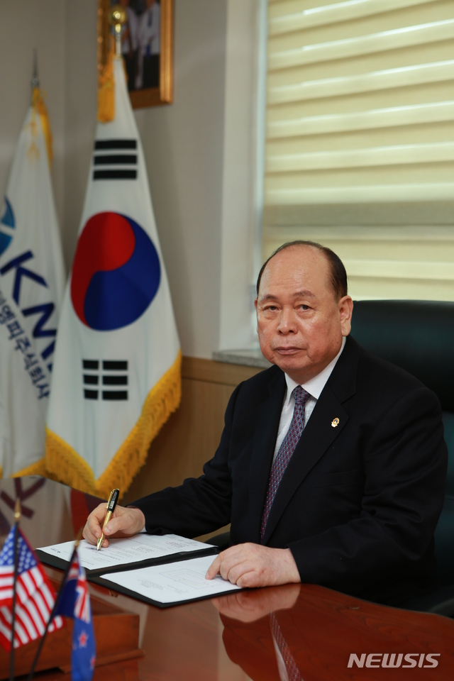 【서울=뉴시스】13일 오후 3시 서울 양재동 엘타워에서 열린 '노사문화 유공 및 지역 노사민정 협력 유공자 정부포상에서 금탑 산업훈장을 수상한 이형집 케이엠피 회장. 2019.12.13 (사진=고용노동부)