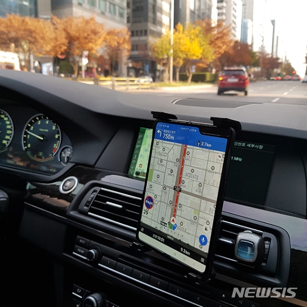 [서울=뉴시스] 삼성전자 폴더블폰 갤럭시 폴드는 화면이 커 네비게이션 보기도 편하다. (사진: 삼성전자 뉴스룸 홈페이지 캡쳐)2019.12.14. 
