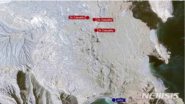 [서울=뉴시스]뉴질랜드 국방부(NZDF)와 경찰은 13일(현지시간) 화이트섬 화산 분화로 희생된 시신 6구를 추가로 수습했다. 현재까지 공식 확인된 사망자는 14명이며, 숨진 것으로 추정되는 2명은 아직 찾지 못했다. (사진 출처=뉴질랜드 국방부) 2019.12.13