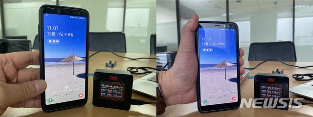 [서울=뉴시스]김현섭 기자 = 지난 11일 서울 중구 뉴시스 본사 건물에서 측정한 미세먼지 농도. 환기 10분만에 미세먼지(PM10) 농도가 창문을 열기 전 74㎍/㎥에서 232㎍/㎥로 약 세배 증가했다. 초미세먼지(PM2.5)는 53㎍/㎥에서 136㎍/㎥으로 올라갔다. 2019.12.13. afero@newsis.com 