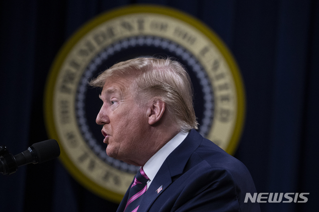[워싱턴=AP/뉴시스]도널드 트럼프 미국 대통령이 12일(현지시간) 백악관 사우스코트 강당에서 열린 육아 및 유급휴가에 관한 회의에 참석해 연설하고 있다. 트럼프 대통령은 이날 고비용과 양질의 의료 서비스를 받기 어려웠던 일하는 엄마, 아빠들을 위해 육아 및 유급휴가 옵션을 확대하겠다고 약속했다. 앞서 트럼프 대통령은 백악관에서 군과 민간인 모두에게 12주간의 유급 육아휴가를 주는 법안을 발의했다. 2019.12.13.