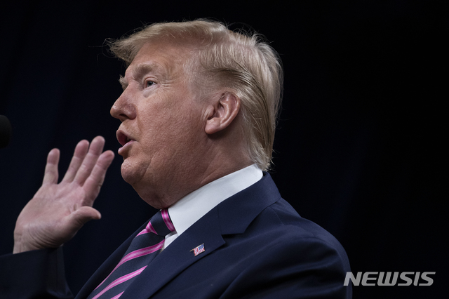 [워싱턴 = AP/뉴시스] 도널드 트럼프 미국 대통령이 12일(현지시간) 워싱턴 백악관에서 연방정부 근로자에게 12주 유급 육아휴직을 주는 방안을 추진하겠다고 밝히고 있다. 2019.12.13 