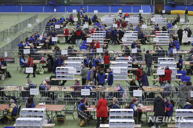  [마러펠트=AP/뉴시스] 영국 북아일랜드 마러펠트 지역에서 12일(현지시간) 개표작업을 하고 있다. 영국 보수당은 이번 총선에서 하원 과반(326석)을 가뿐히 넘는 368석을 확보할 것으로 예상된다. 2019.12.13. 