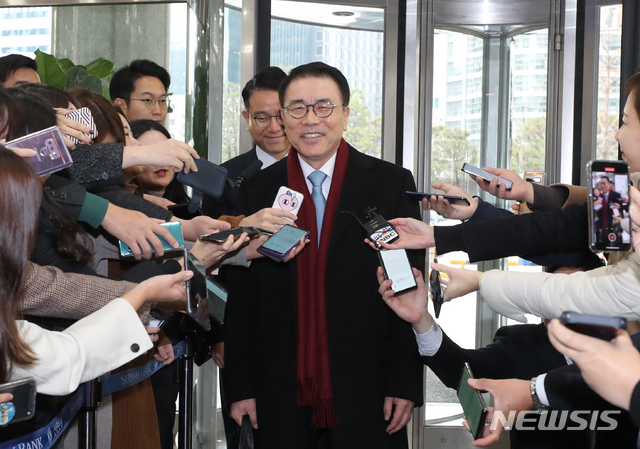 [서울=뉴시스] 전진환 기자 = 조용병 현 신한금융지주 회장이 13일 오전 서울 중국 신한금융지주회사에서 열리는 신한금융지주 차기회장 선임을 위한 회장후보추천위원회(회추위) 면접에 앞서 기자들의 질문에 답하고 있다. 2019.12.13.&nbsp;&nbsp;&nbsp;&nbsp; amin2@newsis.com