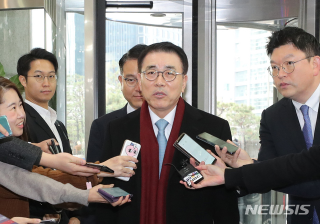 [서울=뉴시스] 전진환 기자 = 조용병 현 신한금융지주 회장이 13일 오전 서울 중국 신한금융지주회사에서 열리는 신한금융지주 차기회장 선임을 위한 회장후보추천위원회(회추위) 면접에 앞서 기자들의 질문에 답하고 있다. 2019.12.13.&nbsp;&nbsp;&nbsp;&nbsp; amin2@newsis.com